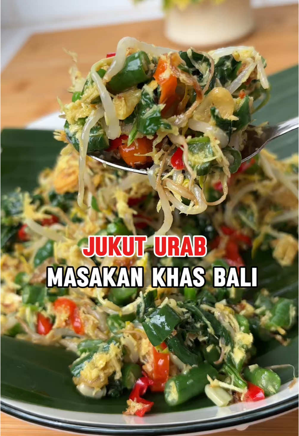 Sayur Urab Atau urab sayur,kalo di bali namanya jukut urab , jukut itu artinya sayur ,urab itu artinya diaduk atau di campur. Kalian wajib cobain! BUMBU KELAPA: -Bawang putih: 20gr (5 siung) -Kencur :5gr -Kunyit:3gr -Garam:1/2 sdt -Terasi Bakar secukupnya -Kelapa: 70gr SAMBEL EMBE: -Bawang putih :8buah -Bawang Merah :10 buah -Cabe rawit :3 buah -Cabe merah keriting :2 buah -Terasi,garam secukupnya SAYUR: -Bayam :50gr -Kacang Panjang :100gr -Toge :200gr Penting! Tambahin air jeruk limo ,Jangan lupa koreksi rasa iya,boleh tambah penyedap lagi kalo suka. Ini aku ada tambahin penyedap lagi sedikit,cuma ngak ke vidio,maaf iya🙏  #sayururab #urabsayur #masakanbali