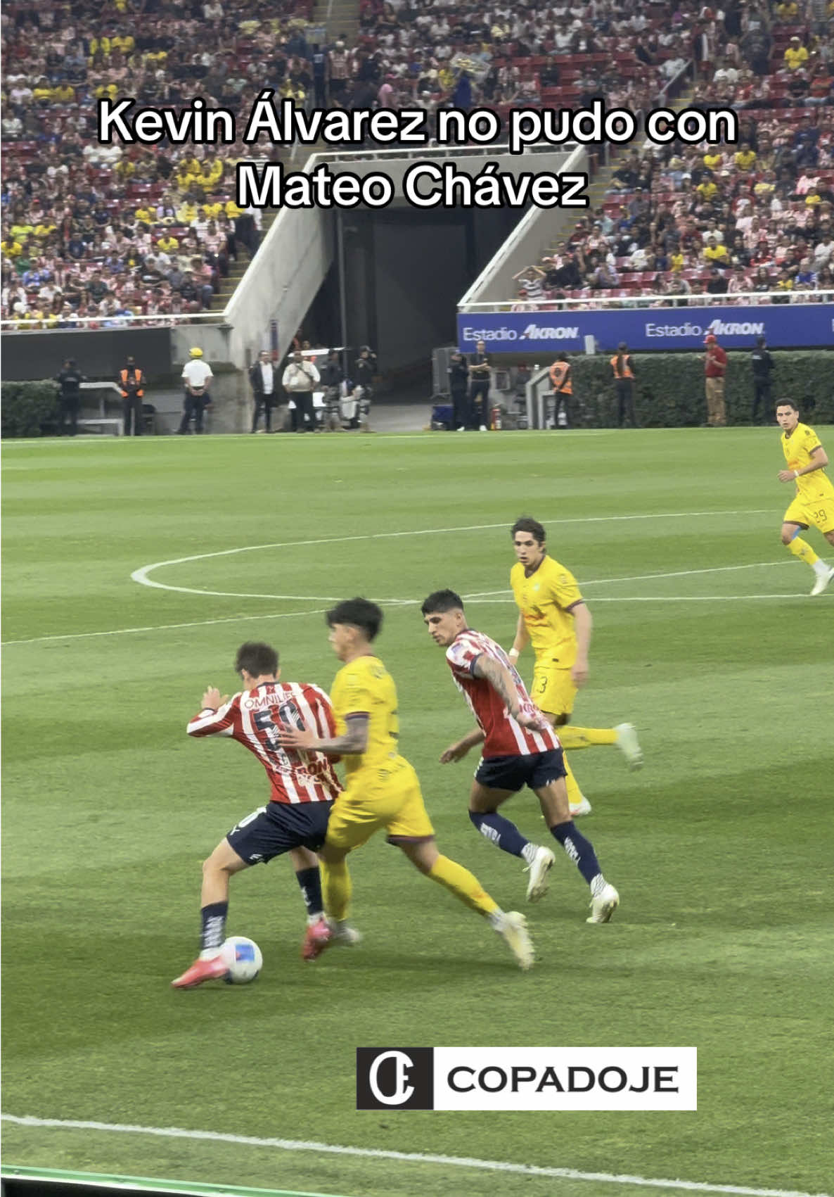 Se le complicó a Kevin Álvarez el partido de Chivas vs América con un tal Mateo Chávez #chivas #rebaño #rebañosagrado #chivasdelguadalajara #gdl #guadalajara #estadioakron #america #aguilasdelamerica #ligamx #futbolmexicano #concachampions #fy #fyp #mateochavez #kevinalvarez 