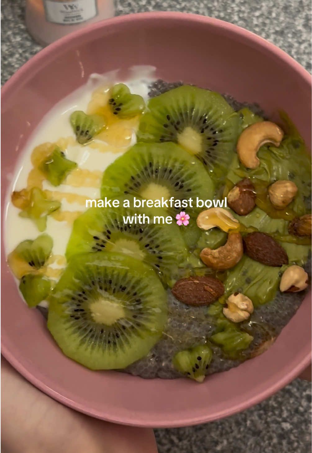 Chia pudding with pistachio cream and kiwi 🥝🥣 #chiaseeds #chiapudding #pistachiocream #yogurtbowl #healthymeals #breakfastbowl  