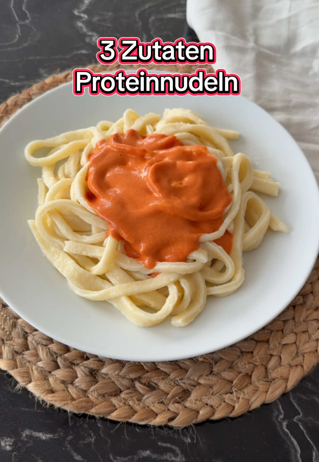 Mehr auf Insta 💕 Mit Zutaten die JEDER zuhause hat ! 😍♥️ ✅ nur 3 Zutaten! ✅ in 15 min auf dem Tisch! ✅ sehr proteinreich ! Du brauchst: - 250g Mehl  - 220g Magerquark  - 1 Ei  Etwas Salz  So gehts: Die Zutaten miteinander verkneten. Mit etwas Hilfe von Mehl ausrollen und in dünne Nudeln schneiden. Ca. 6 min kochen . Fertig 😍👌 Ergibt 2- 3 Portionen mit je: 366 kcal & 20g Eiweiß (bei 3 Portionen) #abnehmen #diättipps #abnehmmotivation #kalorienarm #diät #viral #fitnessfood #viralfoodrecipes #fitnessrezept #kaloriendefizit #rezepte #protein 