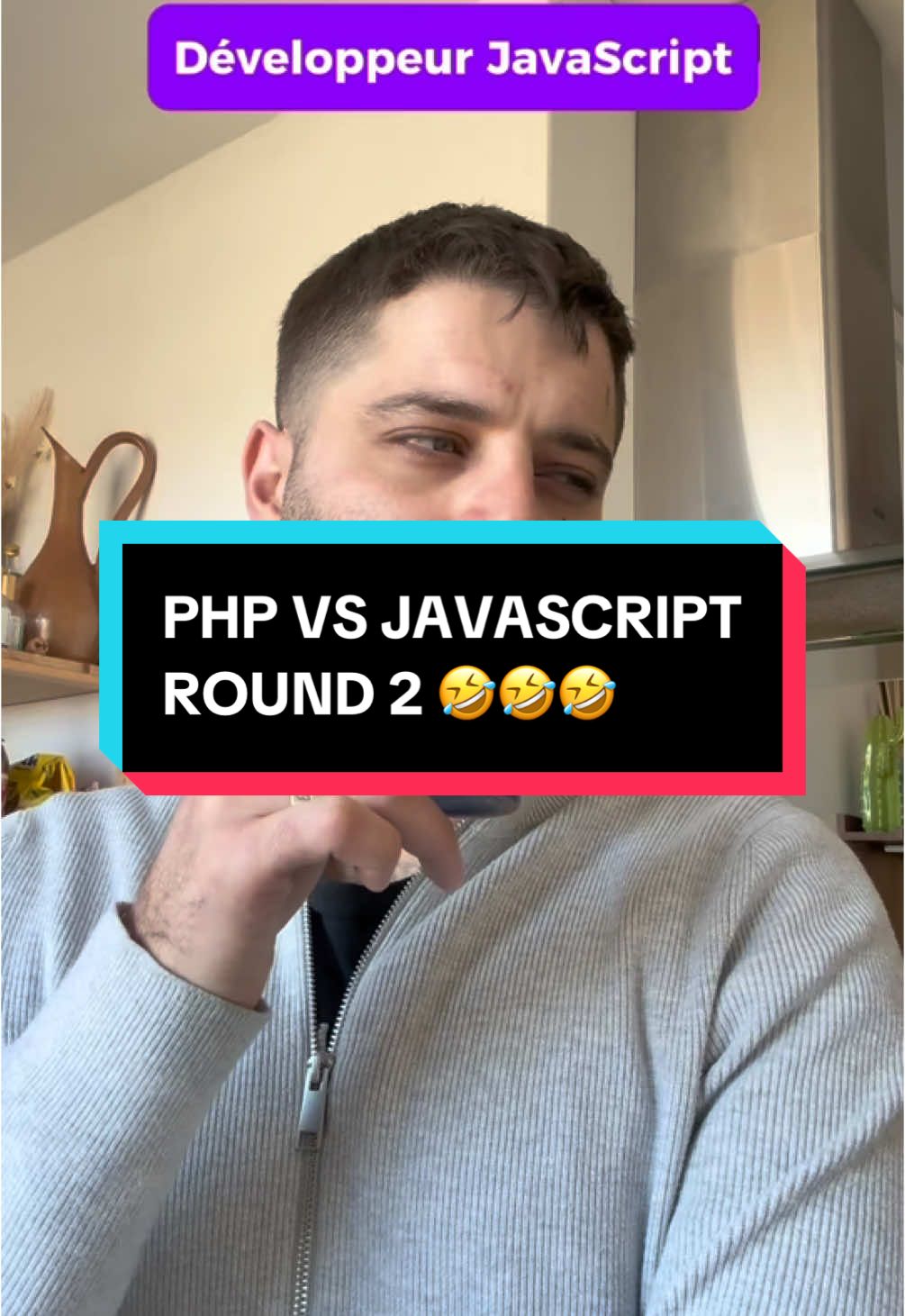 Le débat n’est toujours pas fini entre le dev JavaScript et le dev PHP… Cette fois, ça commence par un simple regard, mais forcément, ça part en clash ! Entre le code en spaghetti de PHP et le bal masqué de JavaScript, qui aura le dernier mot ? Et bien sûr, y’a toujours un mec pour essayer de nous montrer qu’il est au-dessus… 💬 Balance ta meilleure punchline en commentaire ! #techtok #humour #HumourDev #DevLife #apprendresurtiktok 