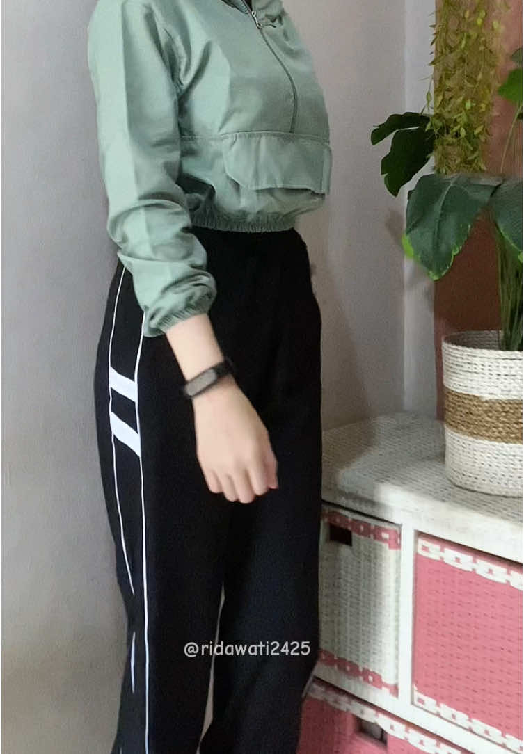 Outfit Olahraga simple di bulan puasa🫶🏻🌝 #outfitolahraga #ootdolahraga #outfitgym #jaketolahraga #bajuolahraga #bajugym #jaketrunning #jaketcrop #jaketparasut #celanaolahraga #celanagym #celanayoga #celanajogger 