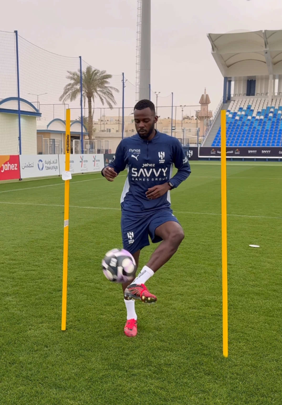 Hassan Tambakti underwent a physical fitness training session in the gym، along with running on the field 🔵 🎥 أجرى اللاعب 