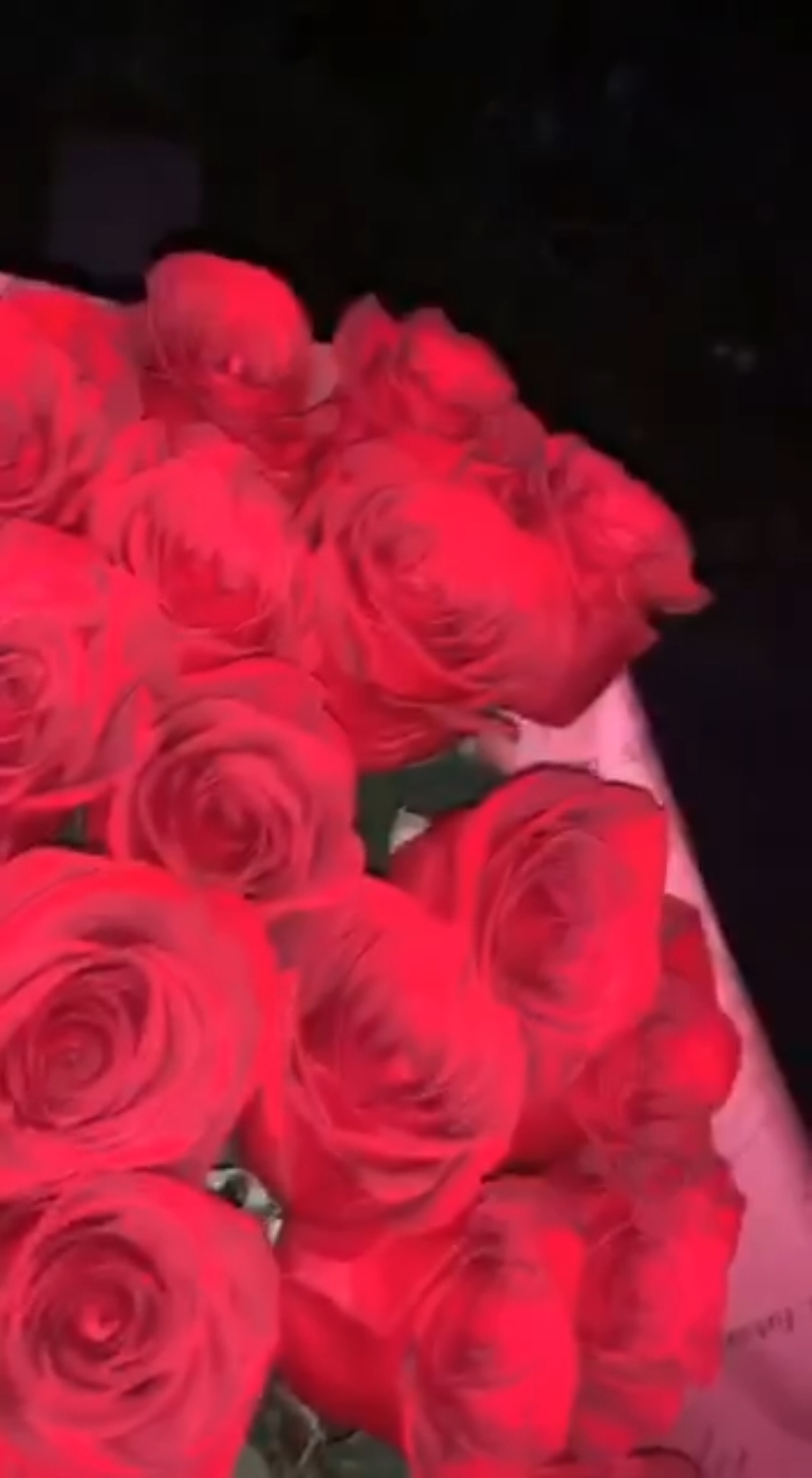 С наступающим милые дамы 🌹 #реки #сторис #дляисторий #будетотлюбимого #весна #букет #цветы #длялюбимого 