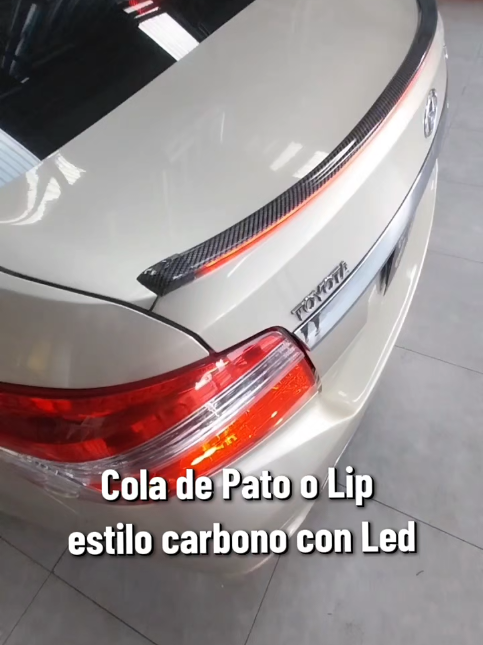 Cola de Pato o Lip, estilo carbono con Led! Agende su cita para la instalación del suyo al 8325-3099✅️ #Yaris #toyota #lip #liplight #spoiler #car #pits #autodecoracion #fy #capcut 