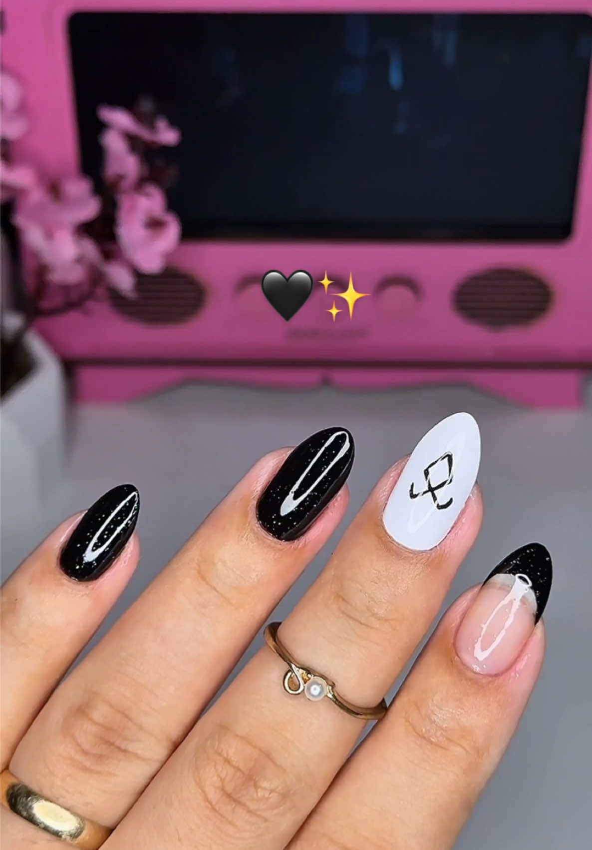 To pra rever tudo de novo 🥹🖤 #shadowhunters #nailart #unhas #nails #claryfairchild #serie 