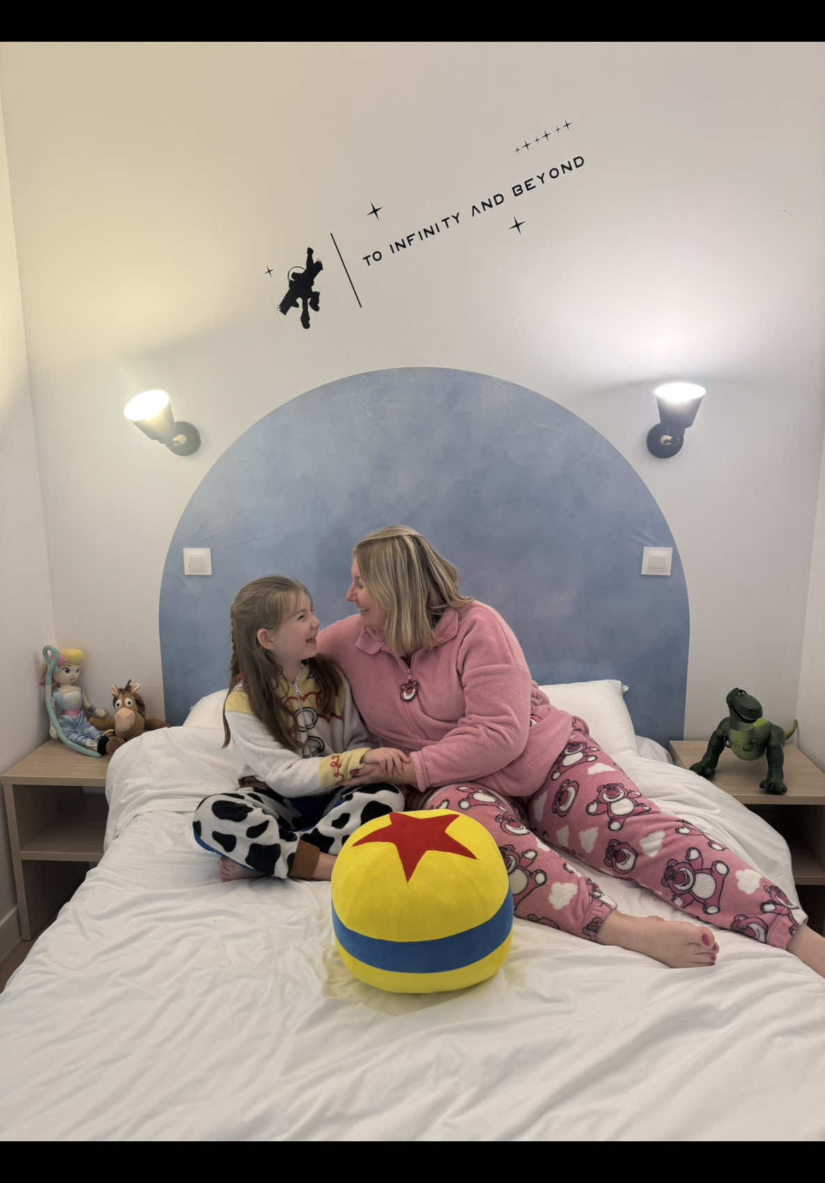 Pendant les vacances nous avons la chance de profiter de ce superbe Airbnb à Serris. Entièrement équipé et décoré sur le thème de Toy story des souvenirs gravé dans nos cœurs pour toujours  Merci @Antho' pour cette expérience magique N’hésitez pas à les contacter et me poser également toutes vos questions j’y répondrai avec plaisir  Et merci à mon amie @Jaedi Estrella d’avoir partagé ce séjour  https://www.airbnb.ie/rooms/1318148377695023992 *invitation #airbnb #disneyland #disneylandparis #toystory #holiday #vacances #sejour #sejourdisneylandparis #immersion #fyp #CapCut 