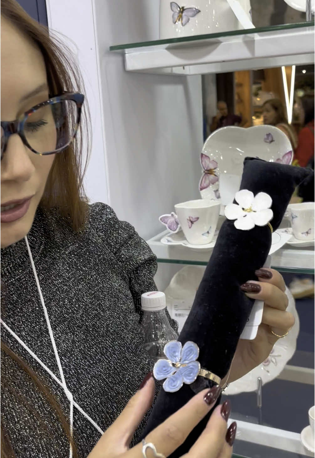 - Conjunto 4 Anéis para Guardanapos Flower Azul Zamac - Ref  61839 -  Conjunto 4 Anéis para Guardanapos Flower Branco Zamac - Ref  61838 Investimento de R$ 114,80. #portaguardanapo #portaguardanapoflor #wolff #mesapostacomamor 