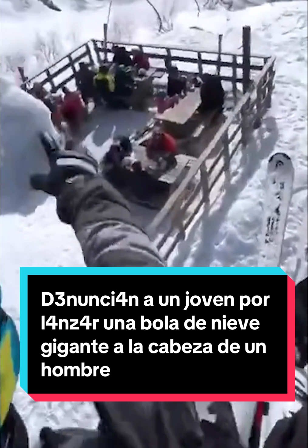 ‼️ D3nunci4n a un joven por l4nz4r una bola de nieve gigante a la cabeza de un hombre desde un telesilla en Francia El hombre, de 63 años, resultó h3rid0 y decidió d3nunci4r al autor 📍 Ha ocurrido en Alpe d'Huez, una montaña de los Alpes franceses #bola #nieve #telesilla #esquiar #francia #alpes #alpedhuez #montaña #turistas 