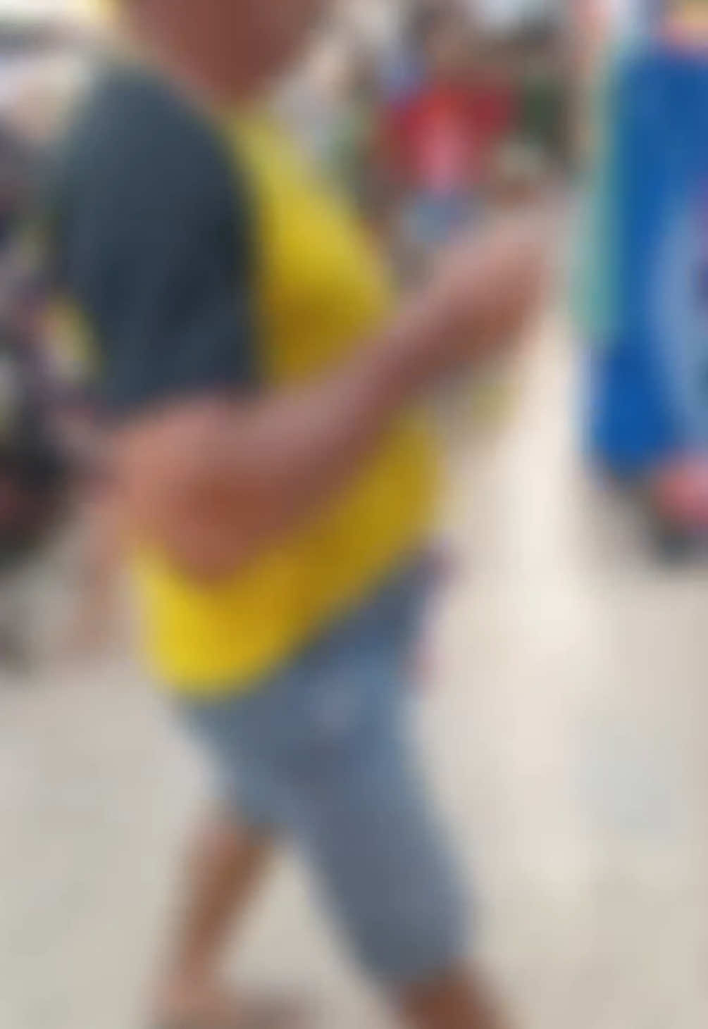 Homem furta pó de café em supermercado de Curvelândia, mas desiste e devolve o produto Um homem foi flagrado furtando um pacote de pó de café em um supermercado de Curvelândia. Testemunhas viram o suspeito pegando o café e escondendo na bermuda. Após perceber que havia sido notado, ele desistiu do furto, devolveu o produto e saiu do local sem ser abordado.