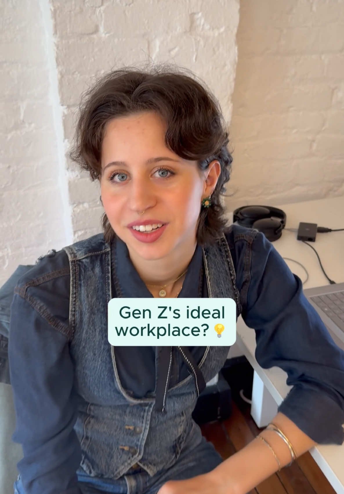 What are your workplace green and red flags? ✅🚩 #worklife #jobsearch #resume #genz #office #officememe #genzatwork 