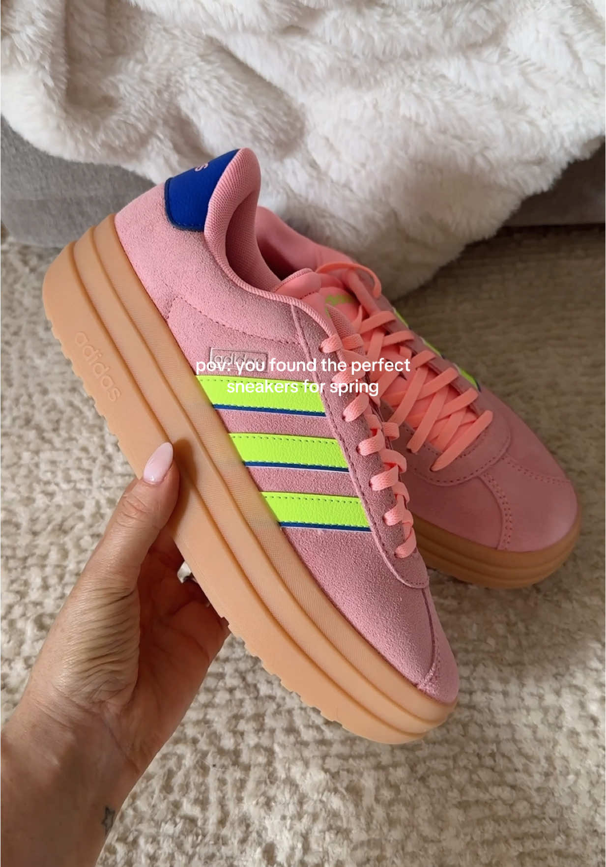 nothing wrong with a little pop of color 🤩 how cute are these?! #unboxing #shoeunboxing #sneakers #springsneakers #springstyle #adidas #howtostyle 