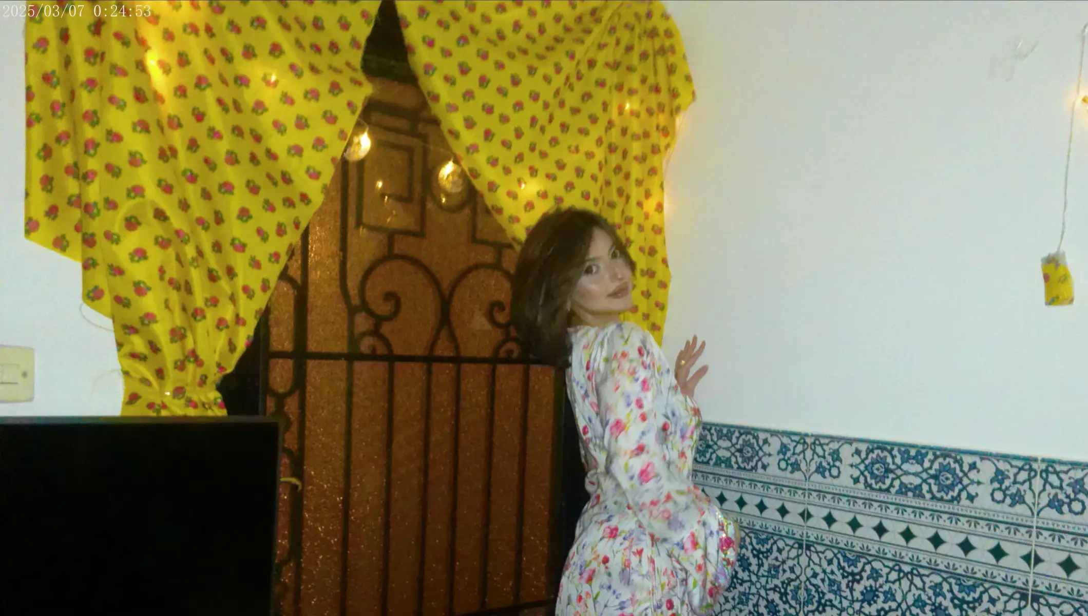 فلواً يميله الترف ميل الغصون غصنٍ ليان ومكرمه بسقاك له جديله إليا أقفى ستر منه المتون كني بريحه لالتفت لدعاك له يزهى الملابس أي لبس، وأي لون وفالليل وجهه لاظهر قداك له كيك وعسل لكن ماهو في صحون ودعاك من عين الحسود اغطاك له الله لايعطيه ناسٍ ينضلون ويستر عليه من النحل لاياكله