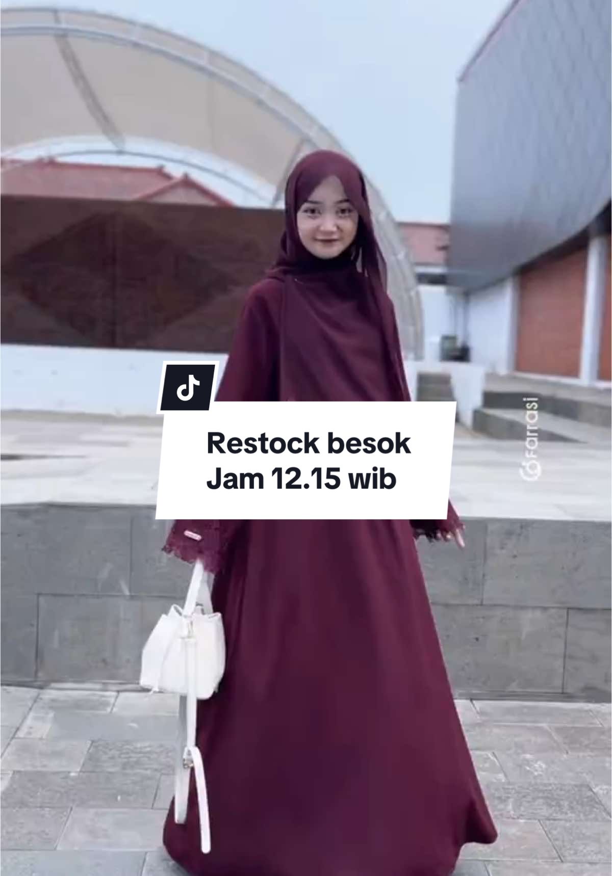 Anak kecil aja tau nih yali yali🤭 Kalian pernah gak pake abaya atau dress ada yang nyautin nih?😆 Btw besok Noreen Abaya warna burgundy bakal restock nih😍 jangan sampe ketinggalan yaa join live jam 12.15 wib😍 #farrasi #abaya #dress #lebaran #yali #yalili #outfitinspo #lebaran2025 #viral #fyp 