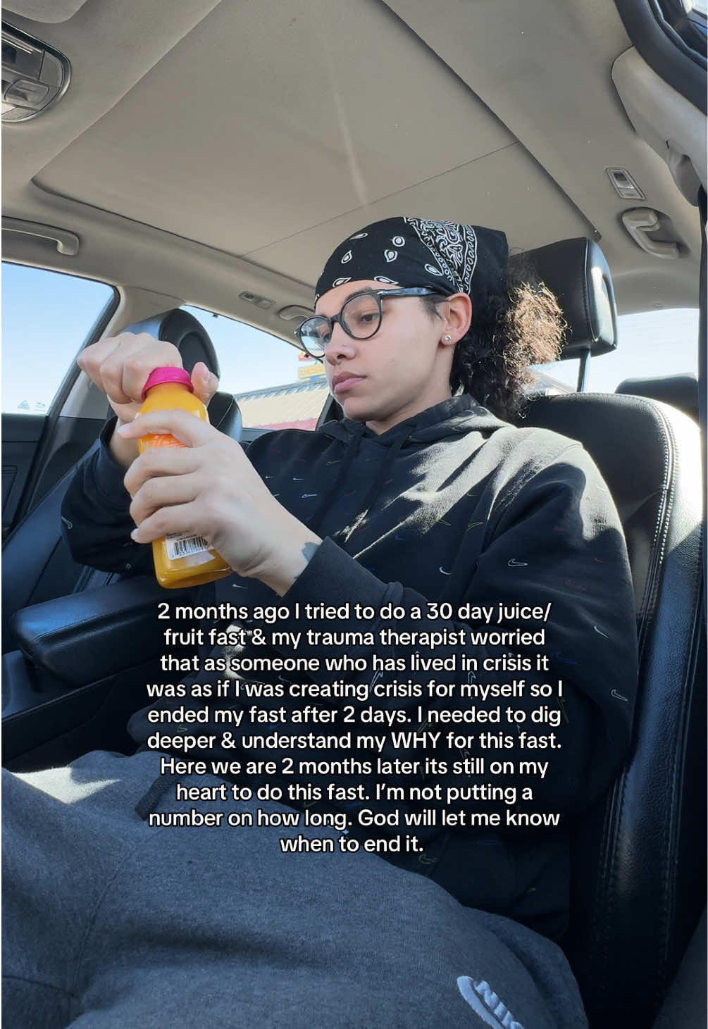 My therapist blew my mind when she mentioned that. I’m grateful she gave me a different perspective. I took some time to reflect and become more self aware. Now I take that extra step to ask myself am I purposely giving myself less because thats what i’m used to? Survival mode is unfortunately comfortable to me but I no longer want it to be. Although this fast takes away I will gain more than I will lose.  When God puts something on your heart don’t ignore it or let someone else talk you out of it. I’m no longer ignoring whats on my heart. God put it there so i’m good. Day 1 complete 😌 #fasting #juicefast #fruitfast 