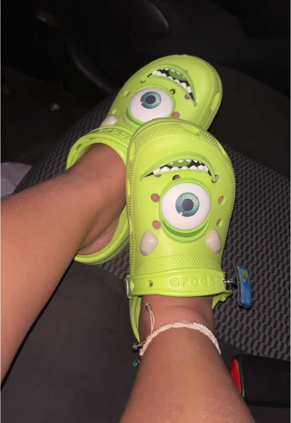 Eu sou a criança mais feliz de todas 🤩🤩🤩 @Crocs #crocs #mike #monstrossa #pixar #disney 