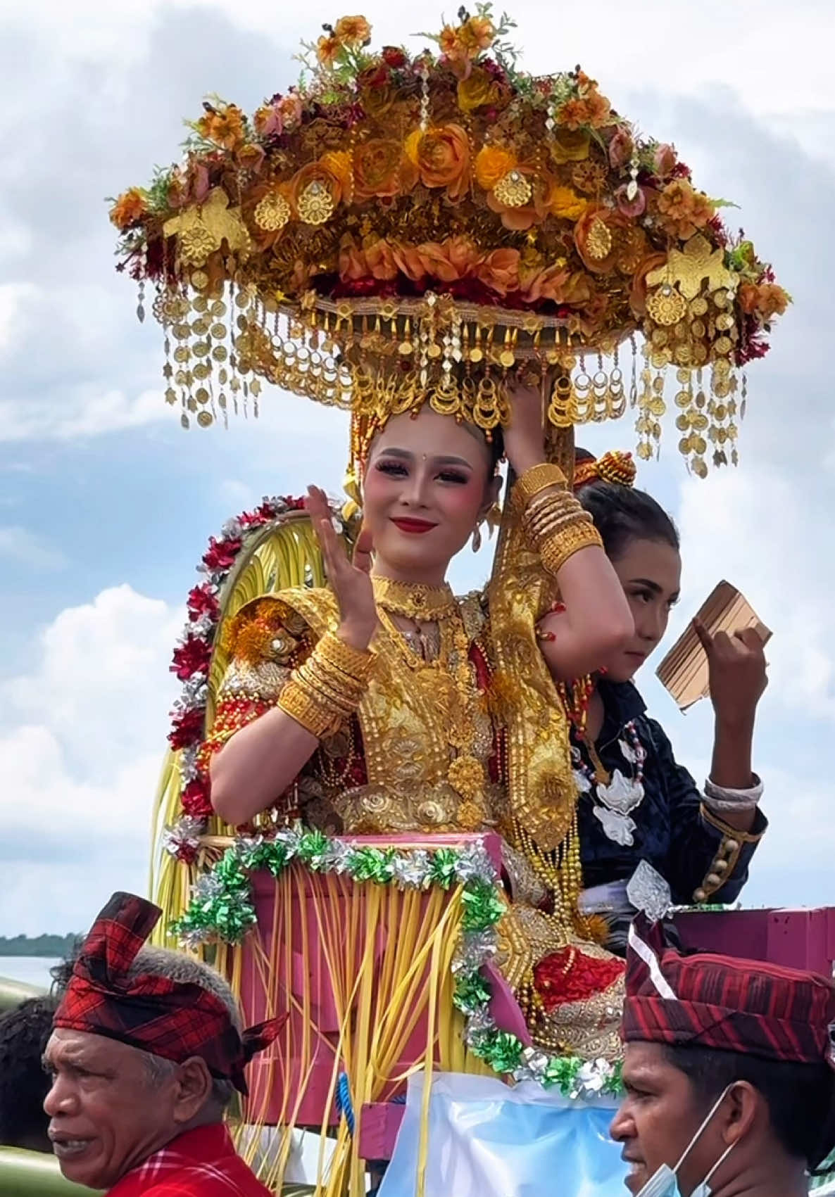 setiap perempuan yang lahir di tanah adat Wakatobi, akan melalui prosesi Kansoda’a ketika beranjak dewasa. #wakatobi #tradisi 