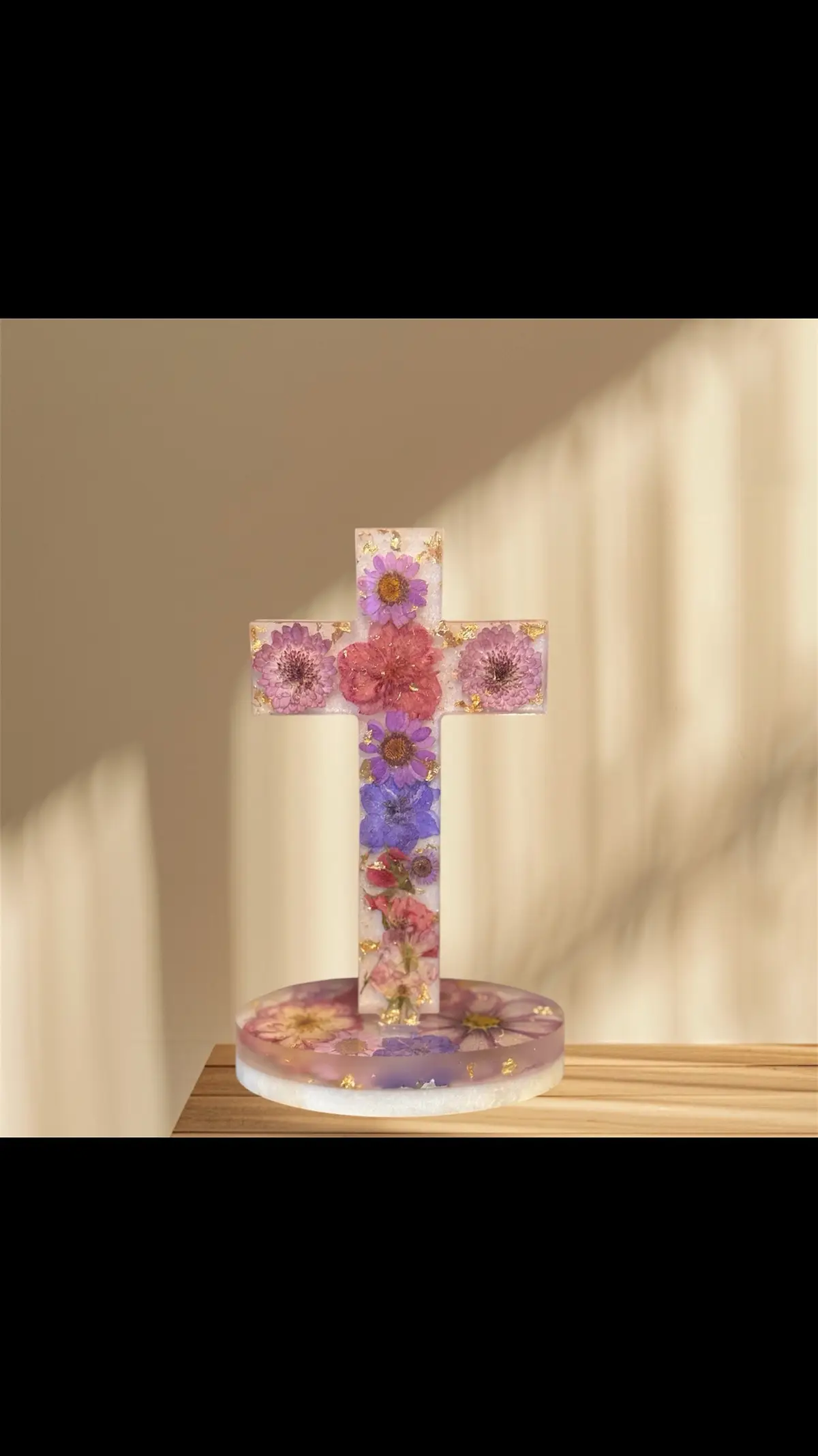 I didn’t capture the creation of this piece on video, but just look at how stunning it turned out! It features a white base adorned with purple flowers and a touch of gold flakes! 😍 #resinartist #michiganartist #resinartwork #promiseepoxy #epoxyresin #floralart #cross #handmade #resin #resinart 