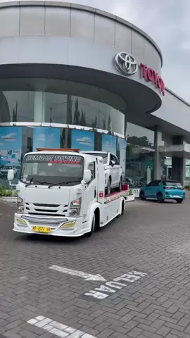 Mobil Baru wajib di towing kirim sampe depan rumah,,Terima kasih Nasmoco ,, #kembartowingservice  #towinghidrolik  #towingsolo 