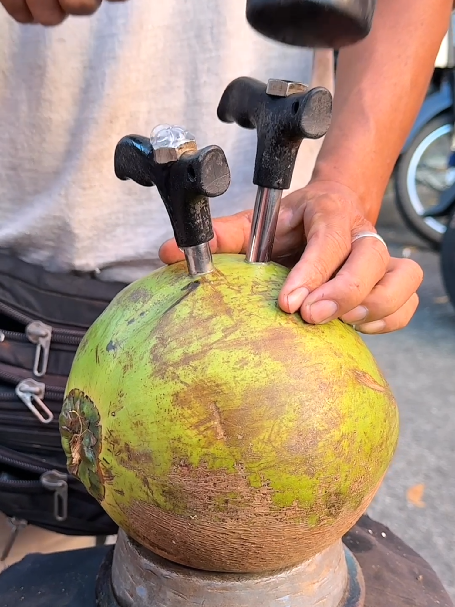 Malaysia’s Most Unique Coconut Cutting Method! 📍Taman Free School Market Penang https://maps.app.goo.gl/CD3FW8YNGRqHMX5A6 Taman Free School, 10150 George Town, Penang, Malaysia ⏰ 8 am open #coconut #coconutwater 