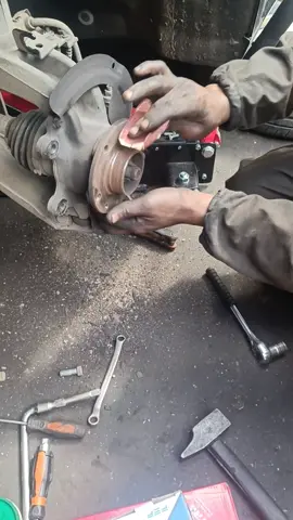 🚗 Remplacement Disques & Plaquettes – Sécurité Avant Tout ! 🔧 Vos freins sont l’un des éléments les plus importants de votre voiture. Si vous ressentez des vibrations au freinage, entendez des bruits inhabituels ou constatez une distance de freinage allongée, il est peut-être temps de remplacer vos disques et plaquettes. Chez AutoMobile Express, nous vous offrons un service rapide et efficace pour garantir votre sécurité sur la route. 📍 Intervention en garage ou à domicile dans la zone Ain Sbaa – Sidi Bernoussi. ✅ Disques et plaquettes de qualité ✅ Montage professionnel ✅ Service rapide et fiable 📞 Prenez rendez-vous dès maintenant ! #FreinageSécurisé #EntretienAuto #VidangeÀDomicile #Casablanca