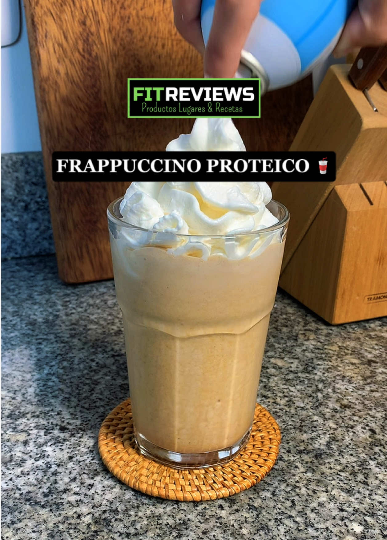 Frappuccino proteico 🥤 • Síguenos en @fit.reviews.fr 🌱 • #FrappuccinoProteico #RecetaSaludable #BebidasFitness #Proteína #SaludYBienestar #Frappuccino #RecetasFáciles #ComidaSaludable #Nutrición #FitLife #BebidasFrías #RecetaProteica #PostEntrenamiento #CaféSaludable #batidodeproteína 