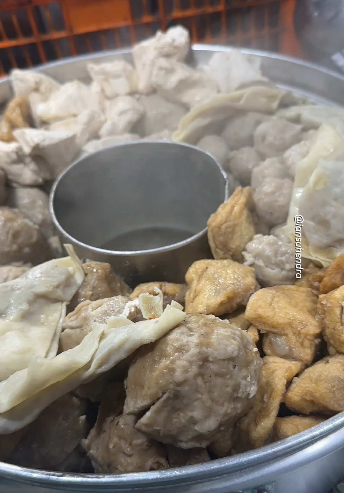 Bakso Prasmanan ( judes ? ) yang lagi viral nih,  - Mohon dibaca lengkap dulu ya, Jadi sebenarnya aku udah kontenin Bakso Prasmanan ini di bulan Januari lalu dan memang tempat ini sudah ramai lama karena terkenal murah dengan sistem prasmanannya terus kebetulan juga aku sering makan kesini. Jadi aku mau ceritain pengalaman saat ngonten Baksonya kemarin ya. ✅ Memang benar kalau bapaknya ini 