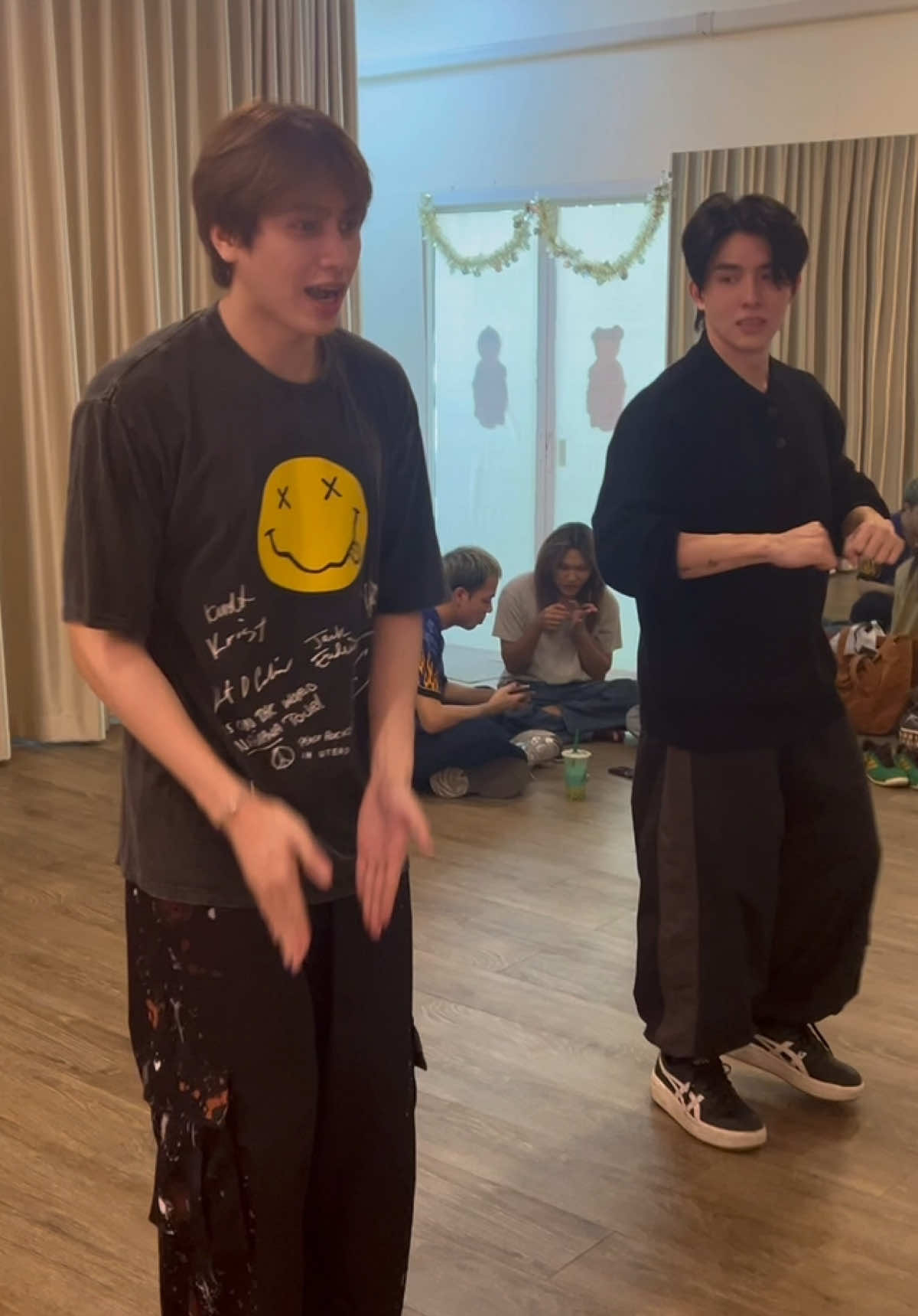 DANCING CLASS With teacher Smaer V.2 😂😂😂😂 พี่บูมเต้นดีๆสนิทกับร่างกายหน่อย  #tomformtheseries #dakaichi #กอดกันมั้ยนายตัวท็อป #ซีรี่วาย #topform #blserie #smartboom #jin #akin #桜日梯子 #ชีเสิร์ฟ #หมาเด็ก #fyp #ปีโป้ของต้าวมาร์ท 
