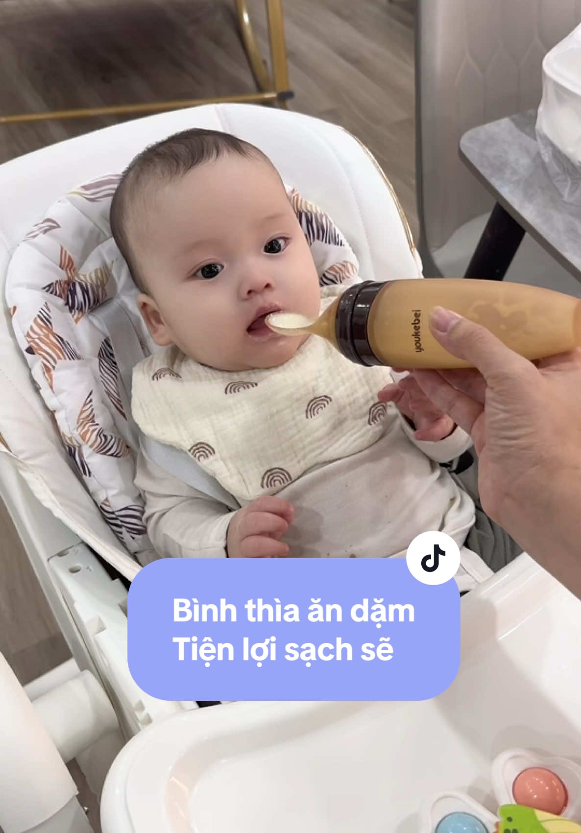 Bình thìa ăn dặm này cho con tiện cực kì các mom ạ. Dùng cho con uống sữa, ăn bột vừa gọn lại sạch sẽ #thiaandamchobe #binhthiaandam #andam #embecoca #viral 