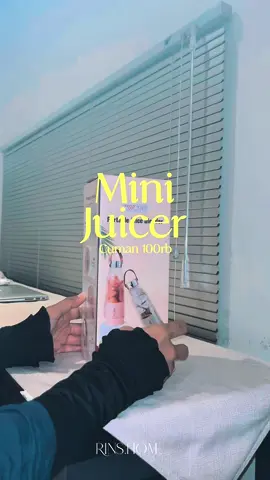 Mini Juicer Cuman 100rb! 🥤🍓 Buka puasa jadi makin segar dengan jus strawberry homemade! Pakai TNW KJ6 Juice Blender Mini, praktis dan tinggal charge aja! Gampang banget, tinggal potong, blend, dan nikmati! Udah cobain bikin jus pake juicer mini ini belum? #fyp #fypシ #juicerecipe #bukapuasa #blenderportable #minijuicer #resepjus #dirumahaja #tiktokindonesia