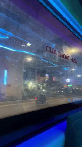 Lần này cũng vội vàng chạy ra bắt xe về quê, nhưng sao cảm giác buồn đến vậyyy Tạm biệt Hà Nội sau 6 năm gắn bó, mình về Nghệ An đâyyy Hà Nội - thanh xuân của Tôi, còn rất nhiều điều lưu luyến ở nơi này, nhưng xin phép được khép lại hành trình này tại đây Tạm biệt!!  Mong Nghệ An hãy đối xử nhẹ nhàng với emmmmm #hanoi #veque 