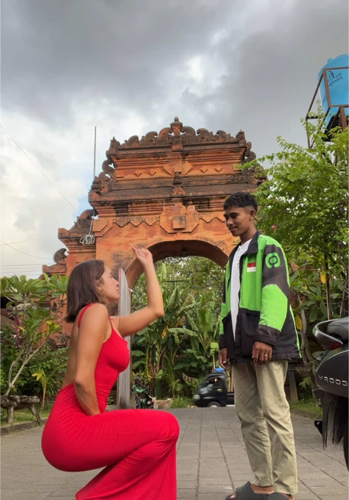 my husband gojek 😳  #gojek #baliindonesia #canggu #openhouse #bali 