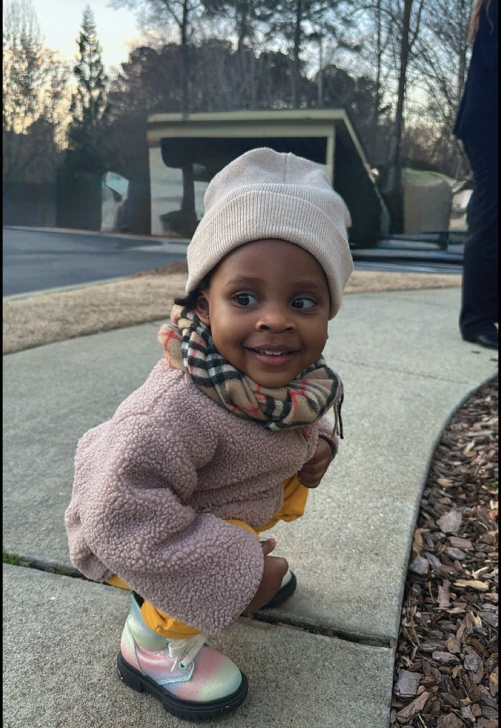 Candid capture … Raising a confident little lady 🥹🫶🏾😍 #fypシ #parenting #dadsoftiktok #MomsofTikTok #babiesoftiktok 