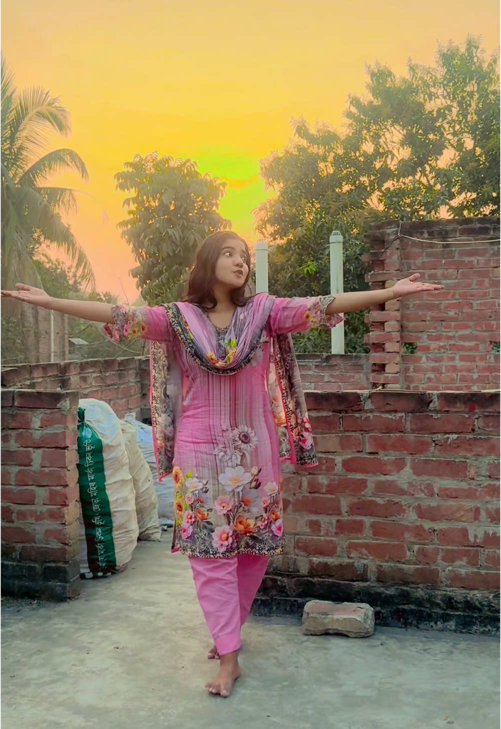 সবাই বলে প্রেম সরবোনাশা🥴#foryou #foryoupage #trending #unfrezzmyaccount #viralvideo #viraltiktok #viral #viralsong #dancer @Bangladesh officel tiktok #Jhinaidah 