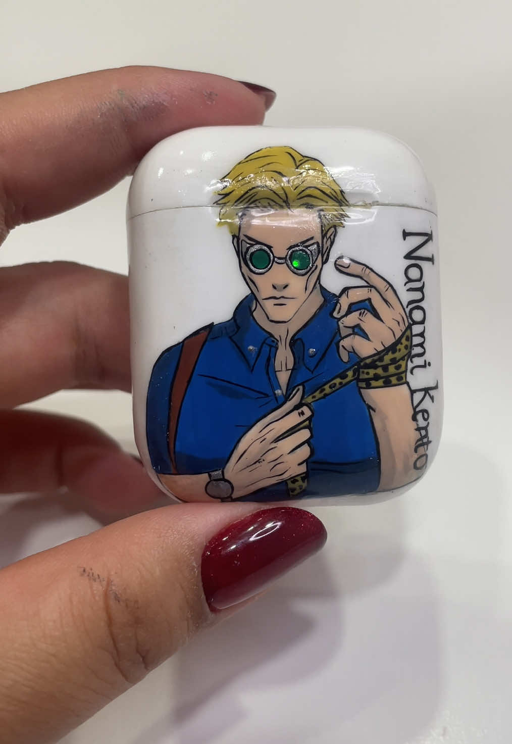 Transformei a caixinha do meu fone com esmalte em gel e deu nisso! 😍✨ E claro, fiz o meu personagem favorito, Nanami, porque ele merece todo esse talento! #DIY #FonePersonalizado #Nanami #AnimeArt #EsmalteEmGel #jujutsukaisen 
