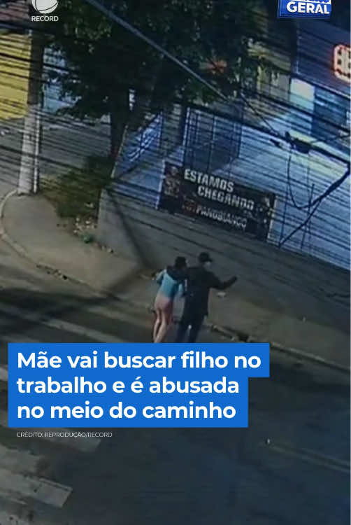 Mulher sai de casa, à noite, para buscar o filho de 17 anos no trabalho. Mas antes de chegar no local, a mãe foi vítima de um abusador. Ele está armado e abraça a vítima. Os dois atravessam a rua. O suspeito gesticula fingindo conversar com ela. Ele pega na mão dela e obriga a vítima a seguir até um terreno, onde ocorre o abuso sexual. Confira! #BalançoGeral 