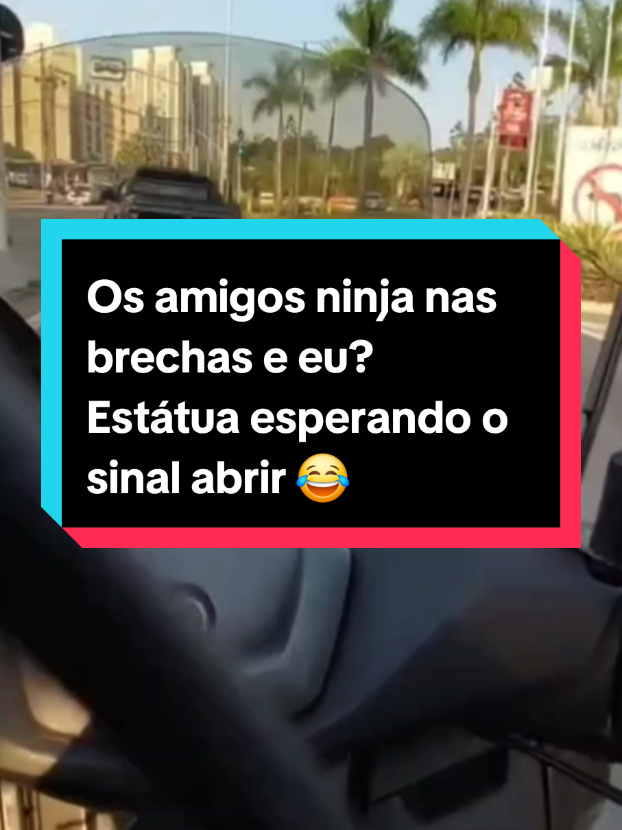 Os amigos ninja nas brechas e eu? Estátua esperando o sinal abrir 😂😂😂😂😂 . . . . . . #moto #mulherdemoto #scooter #superandomedos #jumotoca #vaiprofy 