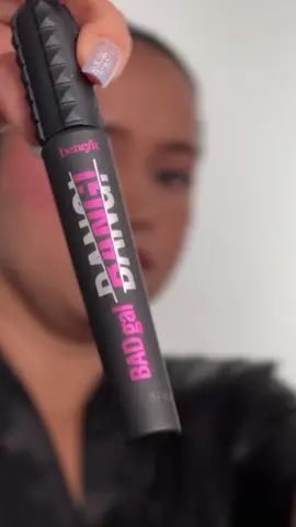 BADgal Bang! Mascara de pestañas en color negro, ayuda  a dar volumen a tus hermosas pestañas y se mantiene en ellas durante todo el día😍y súper resistente y está formulado con ProVitamin B5 #benefitcosmetics #benefitclubpink #badgalbang #mascaradepestañas 