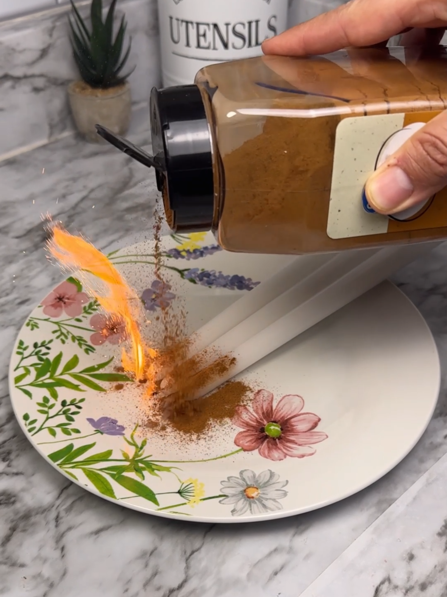 Just throw cinnamon on the lit candle and you'll be amazed!! #candles #LifeHack #homehacks 