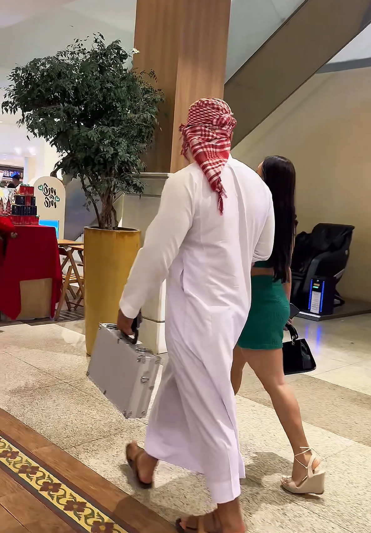 Sheik é visto com esposa em shopping e promete fazer vários negócios pela capital Maranhense 😱💰🤝 #humor #sheik #saoluis #foryoupage 