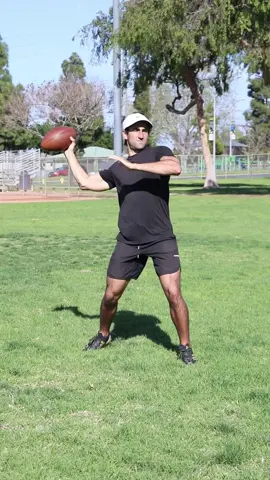 HOW QBs CAN GET WARM IN 5 MINUTES #football #foryou #fyp 