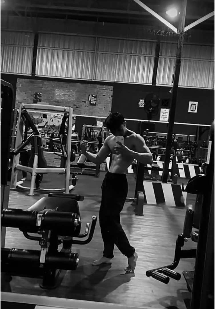 smooth pose  #gymmotivation #GymTok #workout #gym #real #newyearnewme #shoulder #abs#wideclavicle 