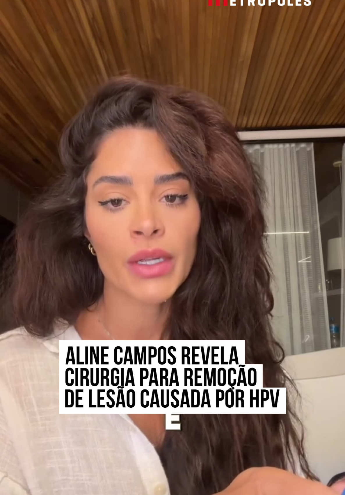 Aline Campos revelou, nesta sexta-feira (7/3), que passou por uma cirurgia para a remoção uma lesão pré-cancerígena causada pelo vírus #HPV. A influenciadora digital compartilhou a informação em meio ao #MarçoLilás, com a intenção de conscientizar #mulheres a se cuidarem. “Mês passado eu precisei fazer uma cirurgia para remover uma lesão pré-cancerígena no colo do meu útero e tudo isso por causa de um vírus que, até então, estava silencioso no meu corpo. O HPV. HPV é um vírus super comum. Você sabia que cerca de 80% das mulheres sexualmente ativas vão ter contato com ele em algum momento da vida? Muitas nem imaginam que tão infectadas porque na maioria das vezes ele não apresenta sintomas, como foi comigo”, começou dizendo ela. Aline Riscado aproveitou o vídeo para conscientizar as seguidoras sobre o vírus: “O problema é que alguns tipos do HPV podem causar lesões graves, como foi o meu caso e podem até evoluir para um câncer de colo do útero. Mas o motivo de eu estar abrindo isso aqui para você, gente, é porque ele pode ser evitado, tá? E existem várias formas de se proteger”, falou ela. E continuou: “O uso do preservativo, é claro, a vacinação contra o HPV, exames de rotina como papanicolau e a colposcopia. Se eu tivesse me atentado a essa prevenção antes, talvez eu não precisaria passar por essa cirurgia. E é por isso que eu estou aqui, porque a sua história pode ser diferente. Graças a Deus a minha cirurgia foi no sucesso. A prevenção tá ao nosso alcance. Então, se cuide, se informe, faça os exames e compartilhe esse vídeo com quem você ama, porque essa informação pode sim salvar vidas”, completou. Na legenda, Aline Riscado falou sobre a importância do Março Lilás na prevenção da doença e acrescentou detalhes sobre o seu caso. #EntretêNews