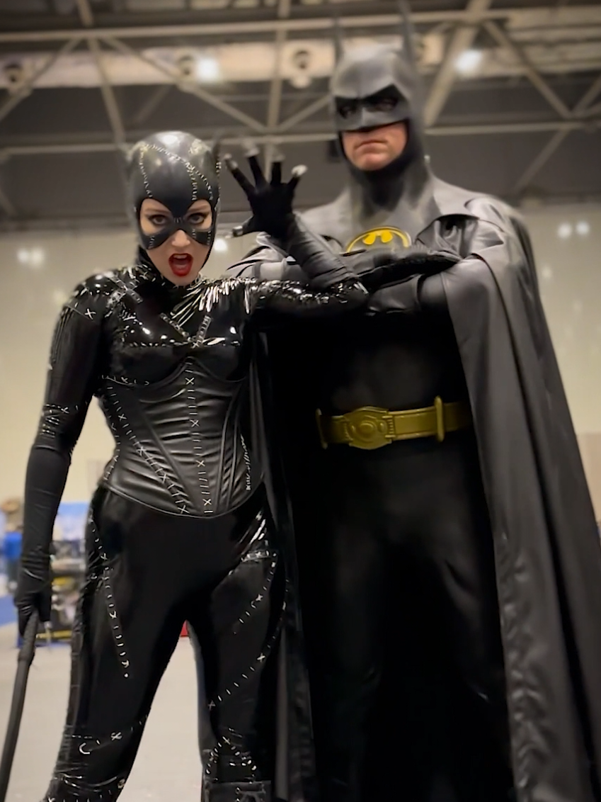 Batman (1989) and Catwoman (Selina Kyle) cosplay from Batman Returns, captured by Comic Con News at Megacon Live London 2025. Cosplayer : @Cosplay Daddy  and @Szysza 🐈‍⬛  video : @Murat Can Kuscu   @MegaCon Live @DCcomics  #batman #batmancosplay #catwoman#gothamcity #dcuniverse #brucewayne #dccomics #cosplay #batman1989 #batmanreturns #joker #comicconnews #megacon #megaconlive