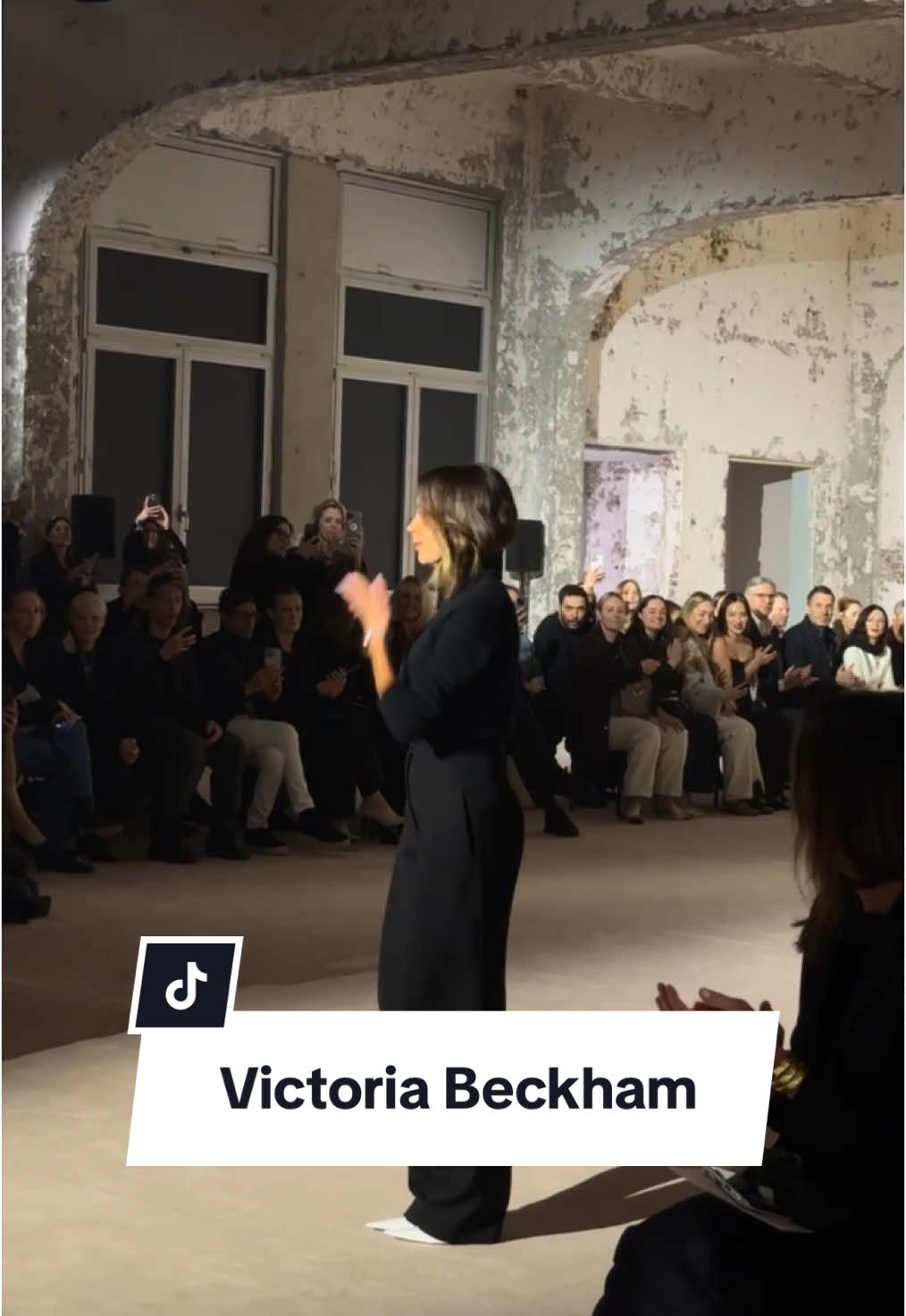 #victoriabeckham at her Fall/Winter 2025 fashion show in #paris. #voguegermany #parisfashionweek #pfw #victoria #thebeckhams #beckham #vb #victoriabeckhamfashion 