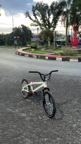 ademmm#pemburudollar009 #onthelspeedsurabaya #onthelpangkalanbun #sepedabalap #balapontelsurabaya #ontelspeedsidoarjo #gacorrr🔥 #pangkalanbun #kalimantantegah #fyp 