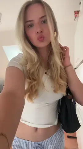 @julia.maria.w diese Hosen liebt man auch... #cutesocialmediagirls #blondegirls #cutegirlsfyp #cuteblonde #cutelips #cutetop #bellybuttonpiercing #germangirls #cutepants