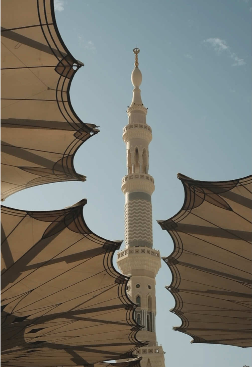 Semoga Allah memberi kita semua kesempatan untuk mengunjungi tanah suci. Leaving Madinah, but my heart stays behind. This city’s peace and blessings will always remain with me #madinah #masjidnabawi #umrah #ramadhan #foryou #fyp 