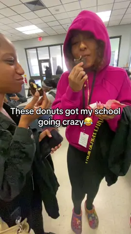 Donuts so good man😍😍😩😩 !!! #fyp #review #school #honestreview #bigback @bakeful  