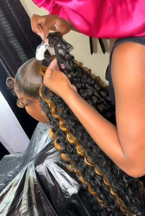 Highlighted Color Curly 1/2 Up 1/2 Down Tutorial!!💨🙋🏾‍♀️ #explore #explorepage #viral #shorts #fypシ #foryoupage #reels #inspiration #protectivestyles #hairmaintenance #tutorial #hairideas #updohairstyle #quickweave #hairsalon #hairstylist #transformation #curlygirl #easyhairstyles 